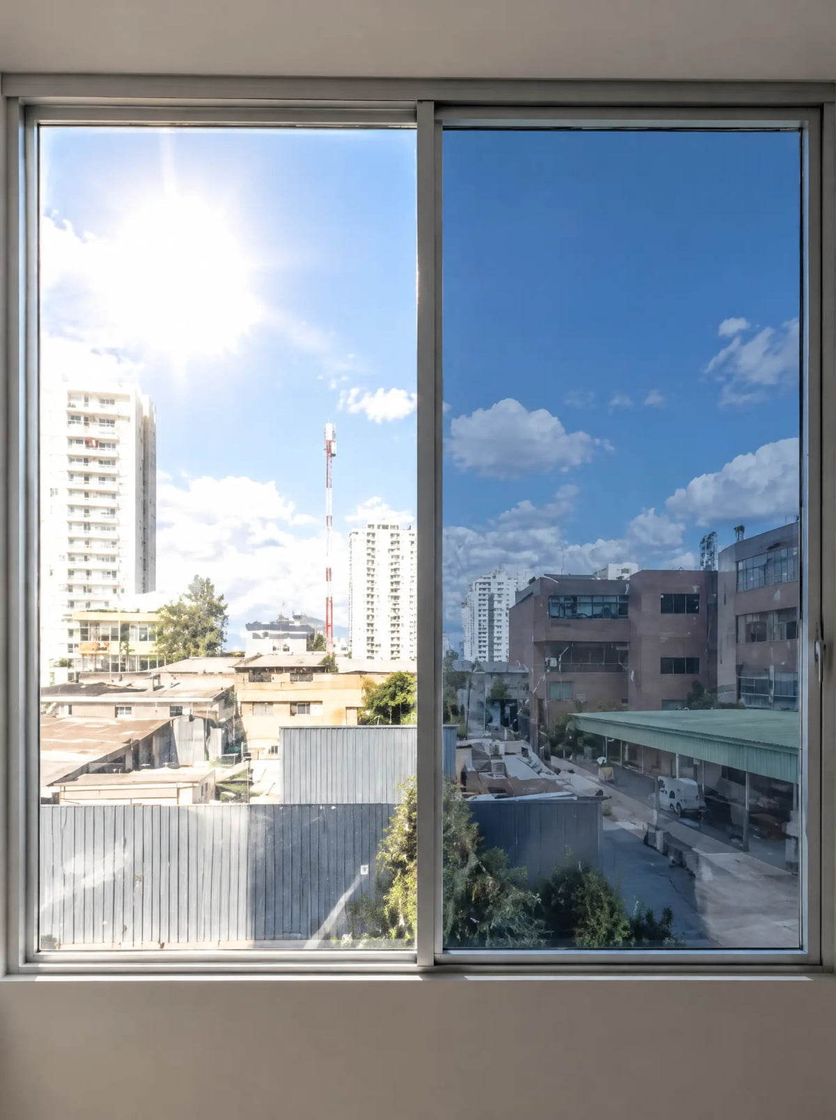 Ventana sin lámina a la izquierda y con lámina espejada 15% a la derecha